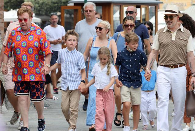 Portofino,Elton John , affaticato ,e il marito David Furnish con i figli