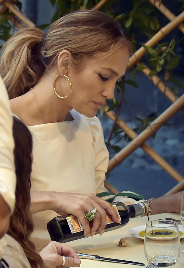 Portofino, Jennifer Lopez passeggiata in piazzetta e cena con amici