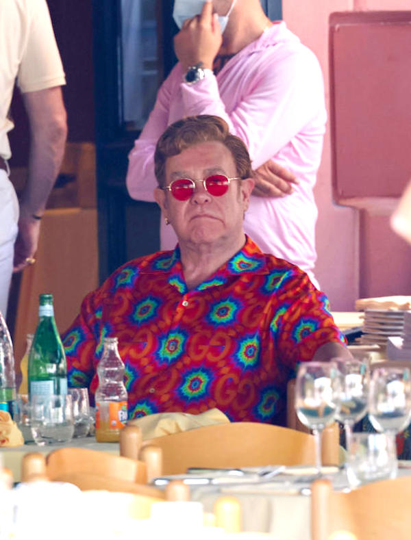 Portofino,Elton John , affaticato ,e il marito David Furnish con i figli Portofino,Elton John , affaticato ,e il marito David Furnish con i figli