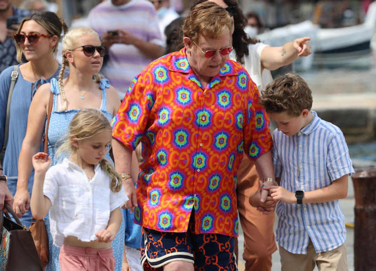 Portofino,Elton John , affaticato ,e il marito David Furnish con i figli