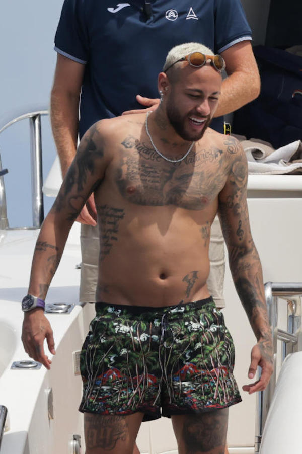 Ibiza,il calciatore brasiliano Neymar che gioca nel PSG in barca con gli amici