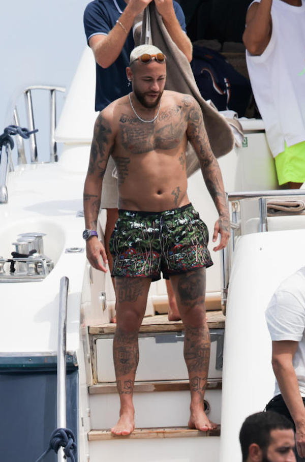 Ibiza,il calciatore brasiliano Neymar che gioca nel PSG in barca con gli amici