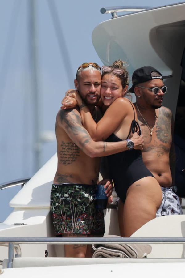 Ibiza,il calciatore brasiliano Neymar che gioca nel PSG in barca con gli amici