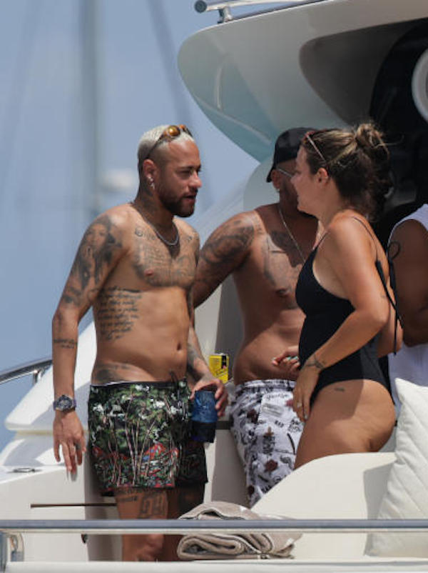 Ibiza,il calciatore brasiliano Neymar che gioca nel PSG in barca con gli amici