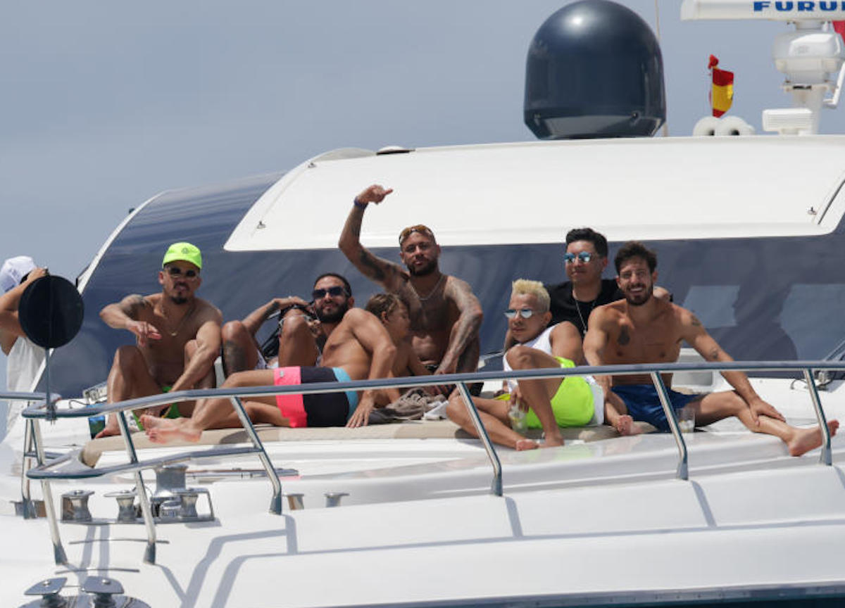 Ibiza,il calciatore brasiliano Neymar che gioca nel PSG in barca con gli amici