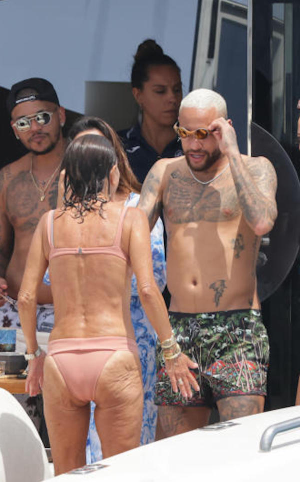 Ibiza,il calciatore brasiliano Neymar che gioca nel PSG in barca con gli amici