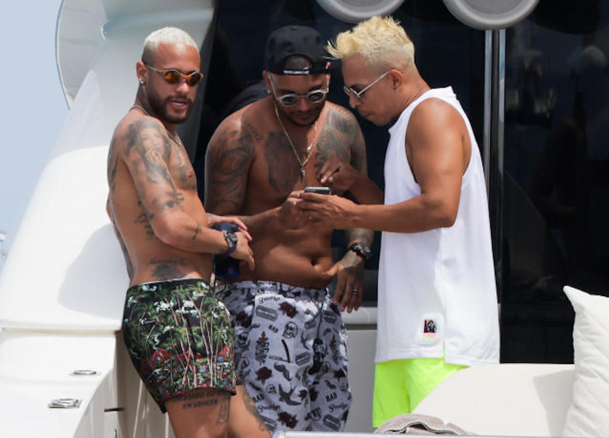 Ibiza,il calciatore brasiliano Neymar che gioca nel PSG in barca con gli amici