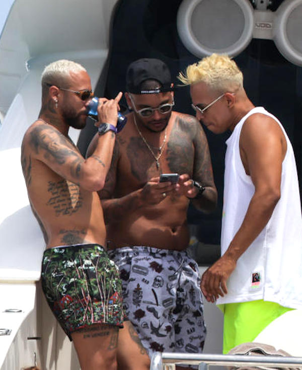 Ibiza,il calciatore brasiliano Neymar che gioca nel PSG in barca con gli amici