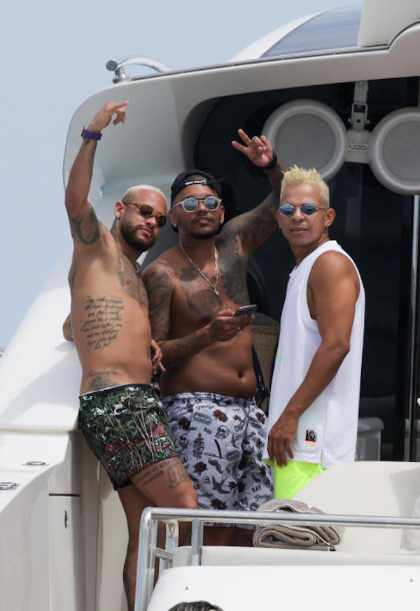 Ibiza,il calciatore brasiliano Neymar che gioca nel PSG in barca con gli amici