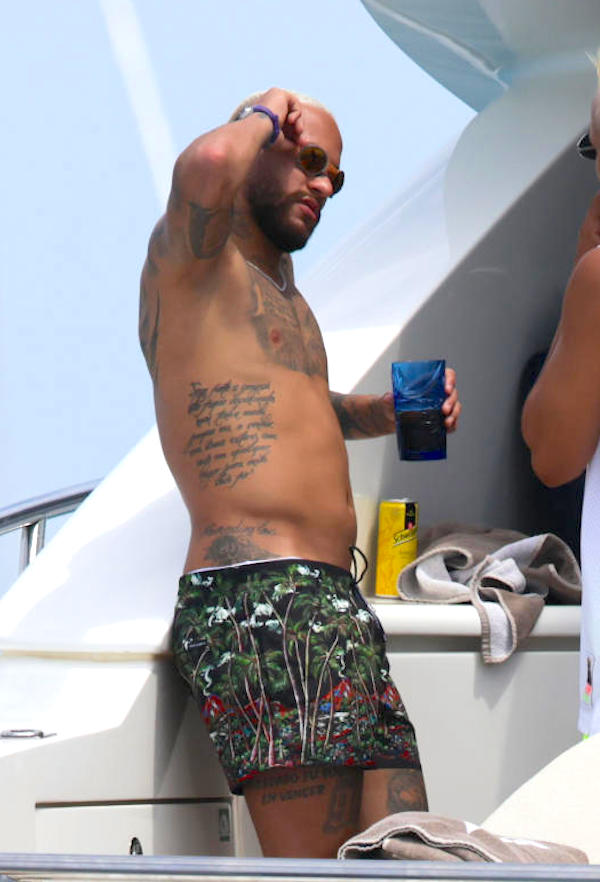 Ibiza,il calciatore brasiliano Neymar che gioca nel PSG in barca con gli amici