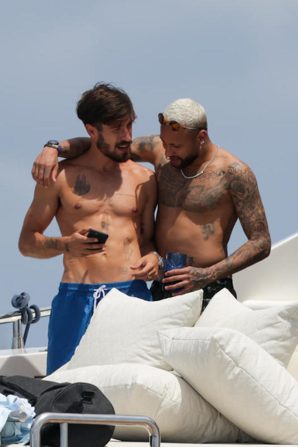 Ibiza,il calciatore brasiliano Neymar che gioca nel PSG in barca con gli amici