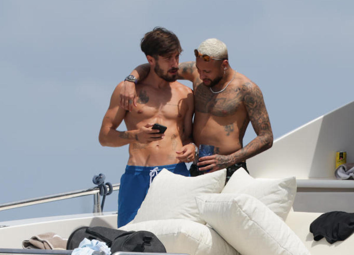 Ibiza,il calciatore brasiliano Neymar che gioca nel PSG in barca con gli amici