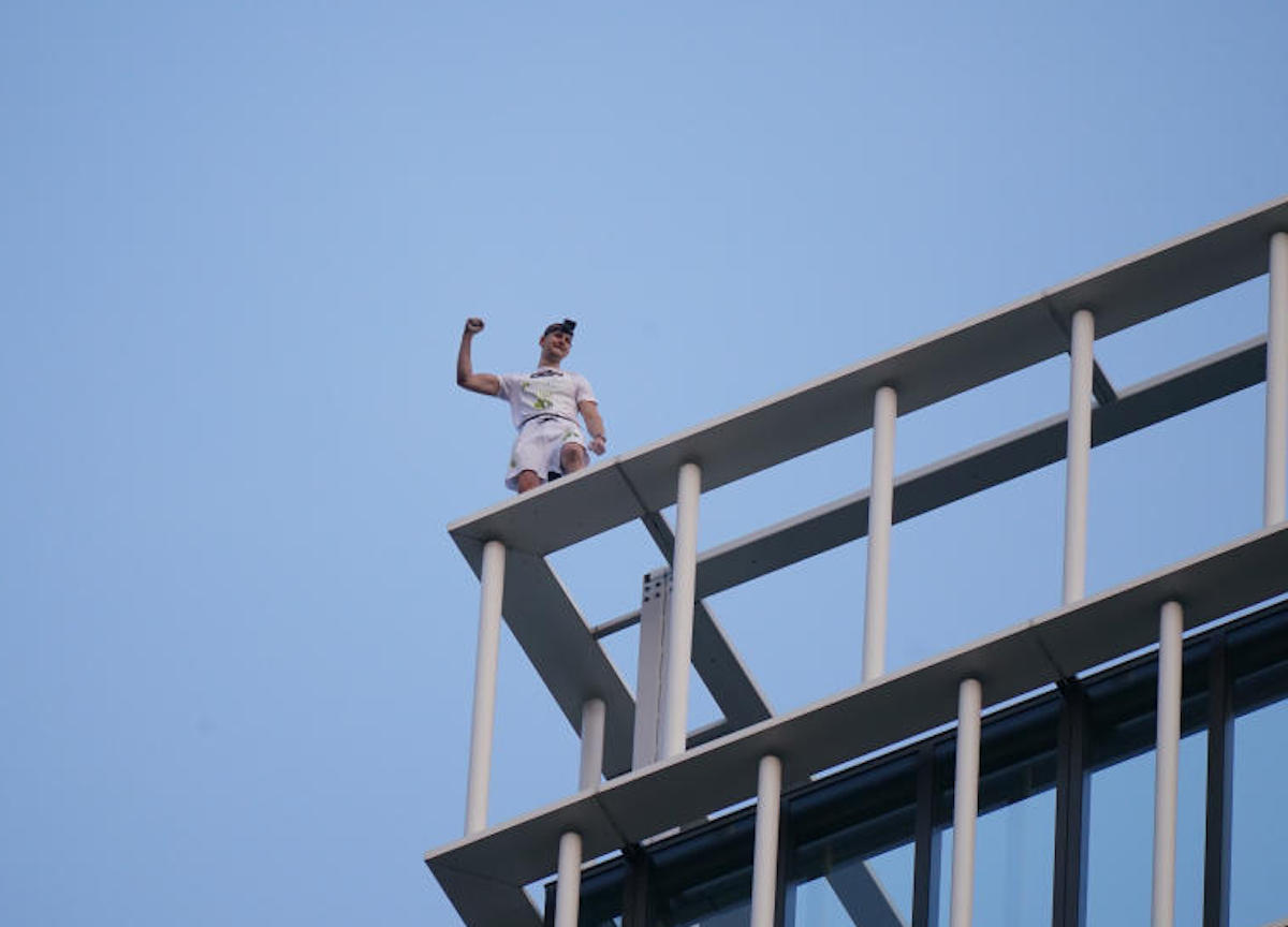 Londra, Il free-climber George King scala l'edificio Stratosphere Tower