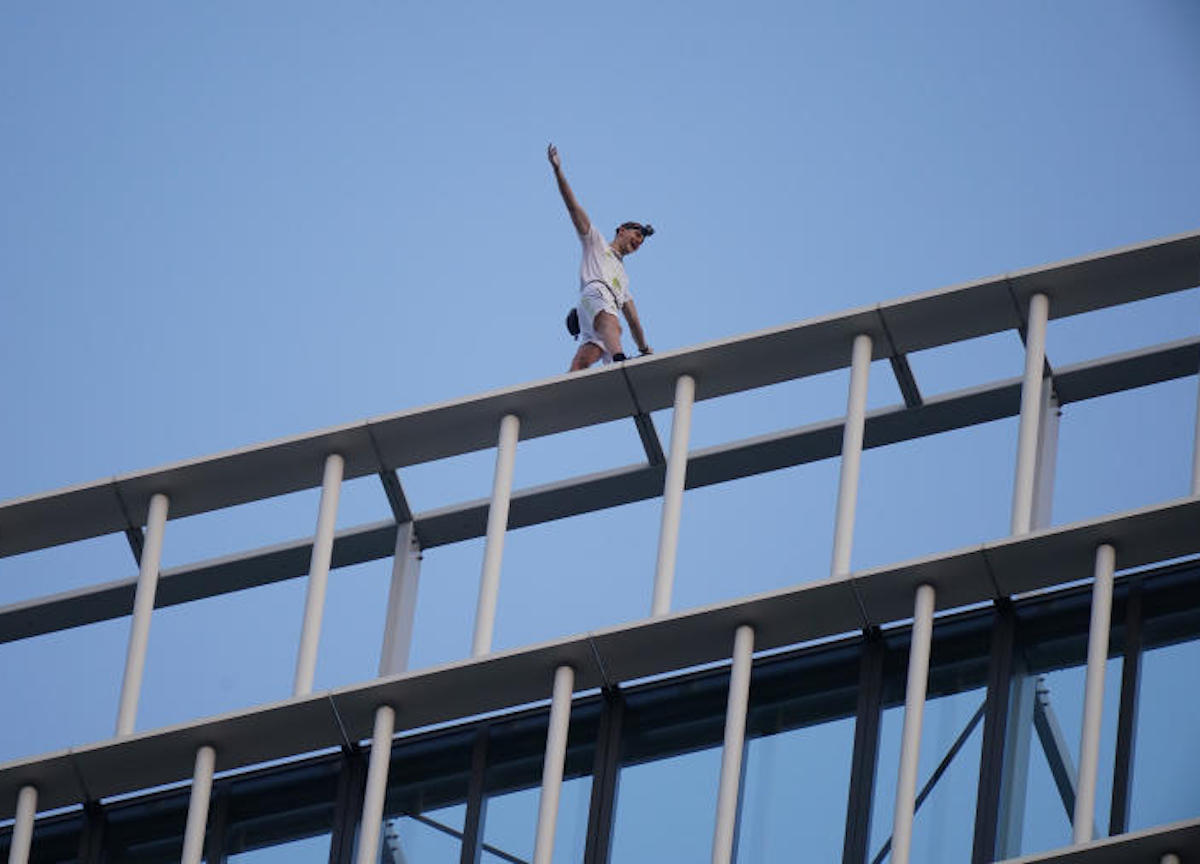 Londra, Il free-climber George King scala l'edificio Stratosphere Tower