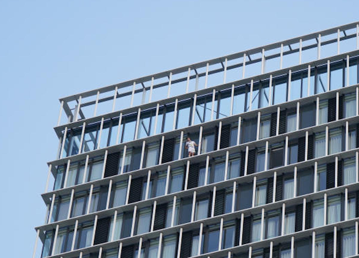 Londra, Il free-climber George King scala l'edificio Stratosphere Tower