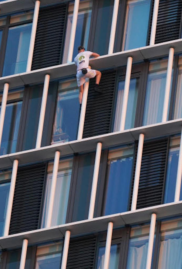 Londra, Il free-climber George King scala l'edificio Stratosphere Tower