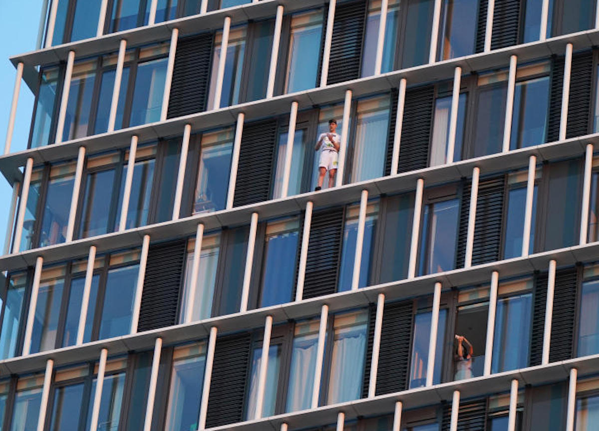Londra, Il free-climber George King scala l'edificio Stratosphere Tower