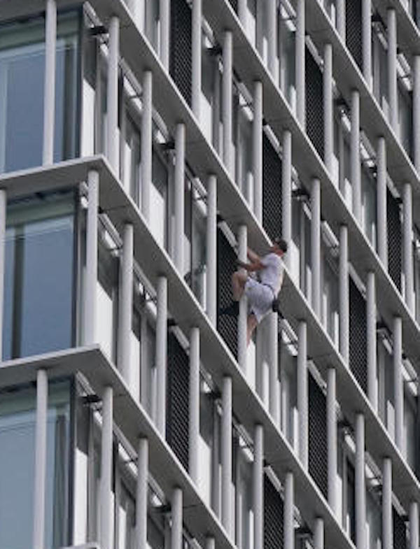 Londra, Il free-climber George King scala l'edificio Stratosphere Tower