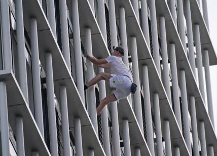 Londra, Il free-climber George King scala l'edificio Stratosphere Tower