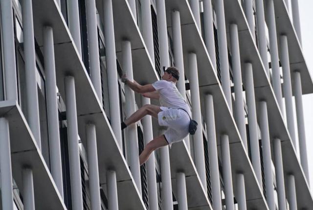 Londra, Il free-climber George King scala l'edificio Stratosphere Tower