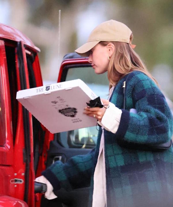 Montecito,Justin and Hailey Bieber comprano una pizza da asporto 