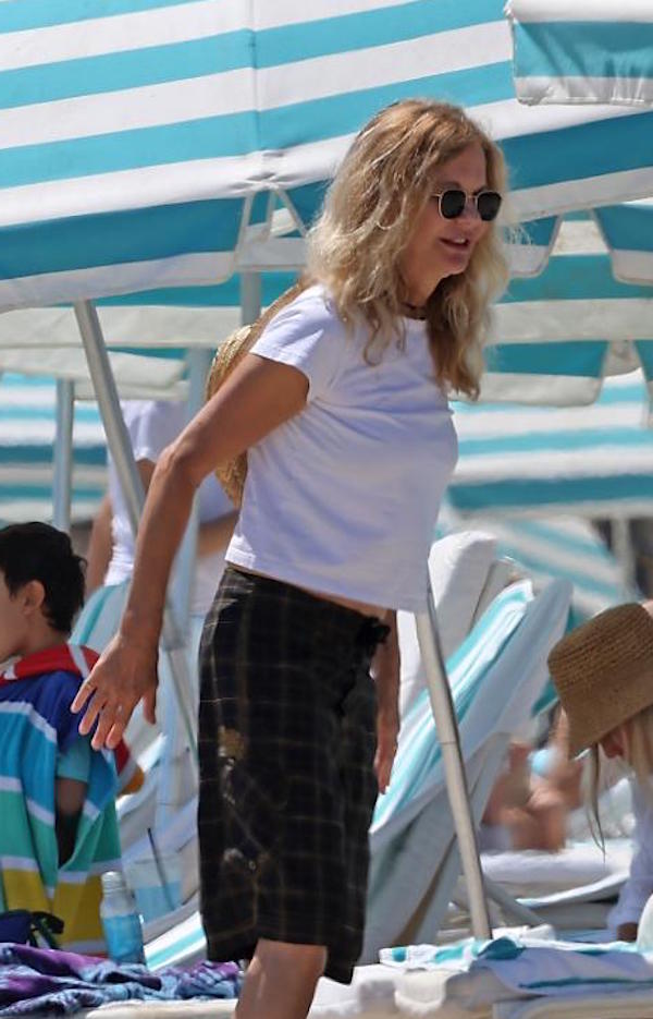 Santa Barbara , Meg Ryan si rilassa in spiaggia con una amica 