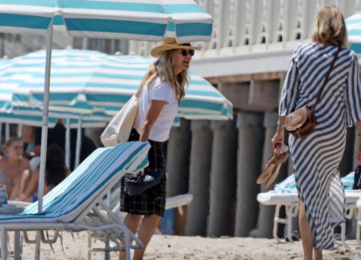 Santa Barbara , Meg Ryan si rilassa in spiaggia con una amica 