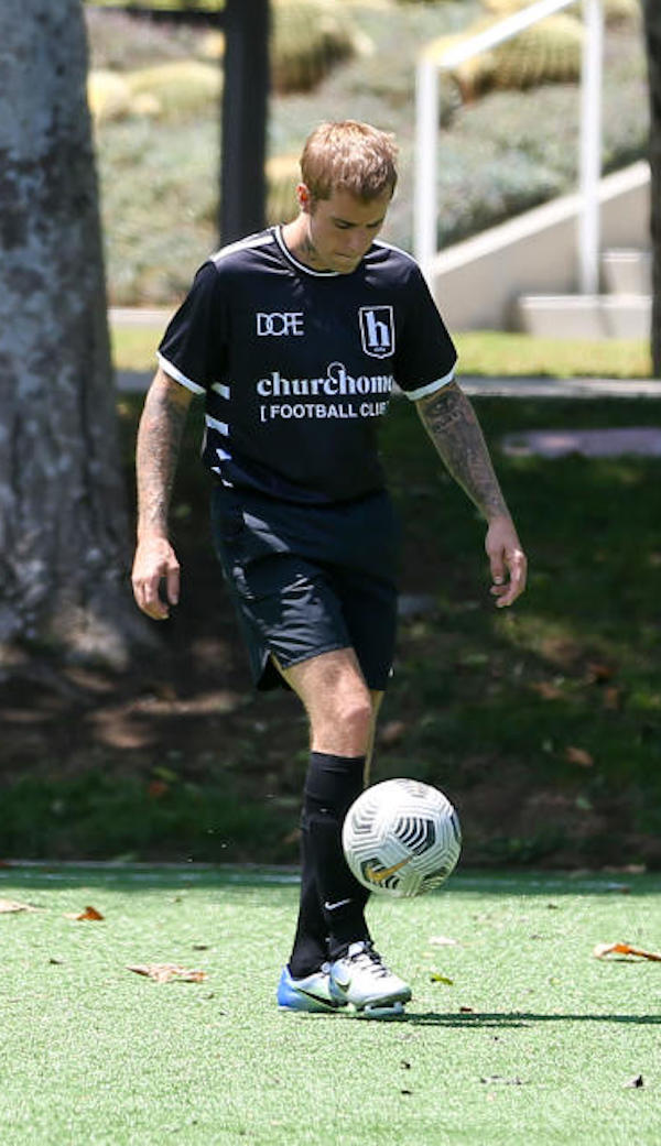 Los Angeles Justin Bieber impegnato in una partita di calcio 