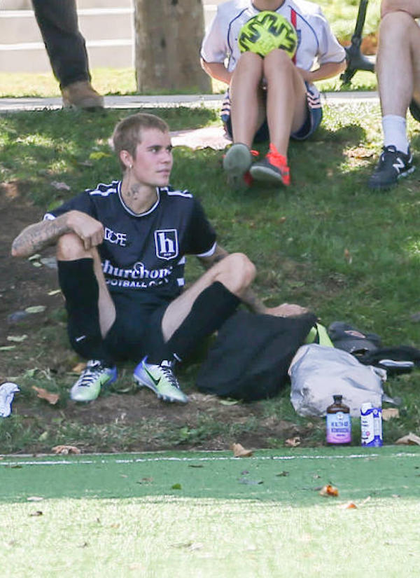 Los Angeles Justin Bieber impegnato in una partita di calcio 