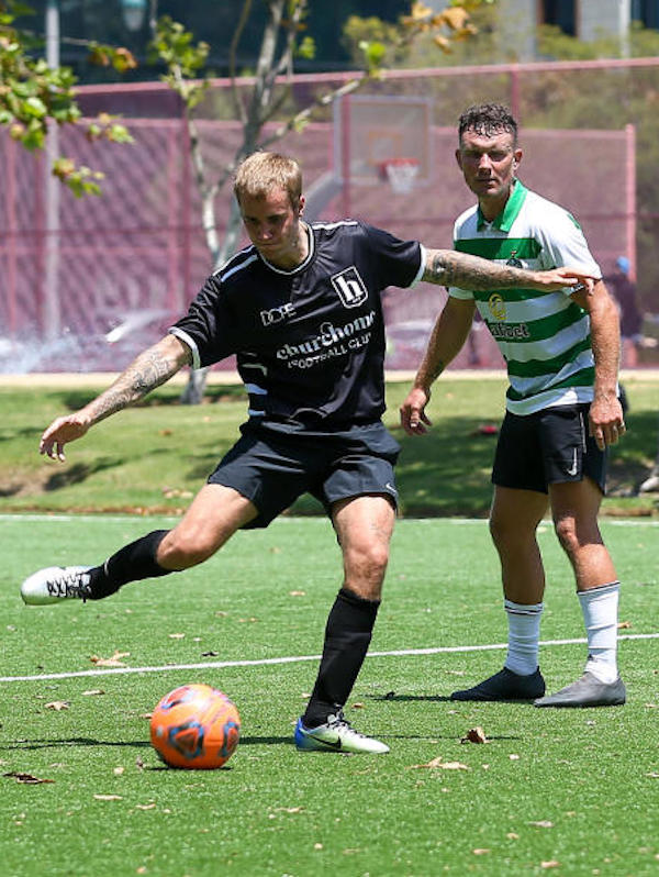 Los Angeles Justin Bieber impegnato in una partita di calcio 