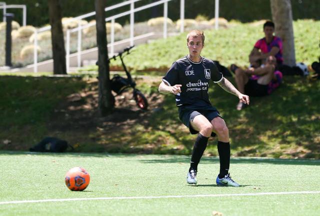 Los Angeles Justin Bieber impegnato in una partita di calcio 