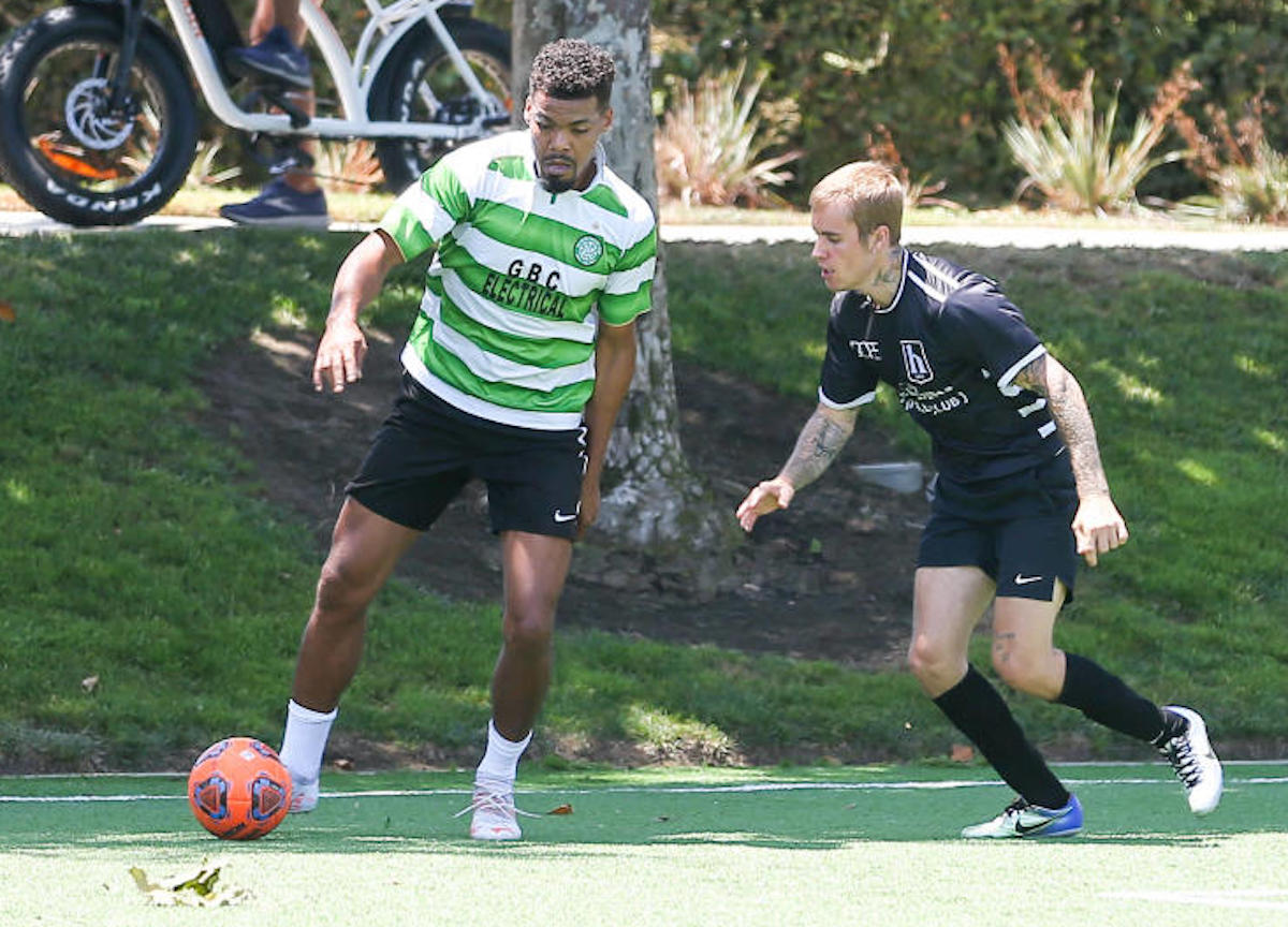 Los Angeles Justin Bieber impegnato in una partita di calcio 