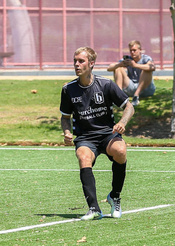Los Angeles Justin Bieber impegnato in una partita di calcio 