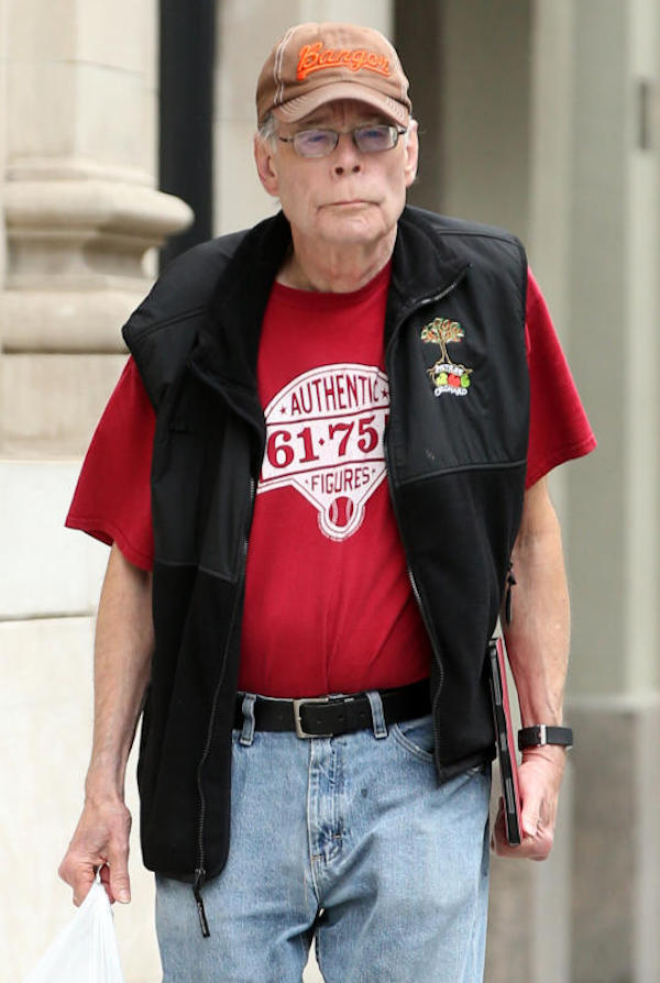 New York,Stephen King,versione casual, rientra a casa con il doggie bag 