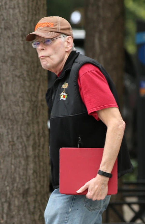 New York,Stephen King,versione casual, rientra a casa con il doggie bag 