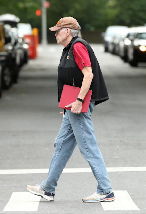 New York,Stephen King,versione casual, rientra a casa con il doggie bag 