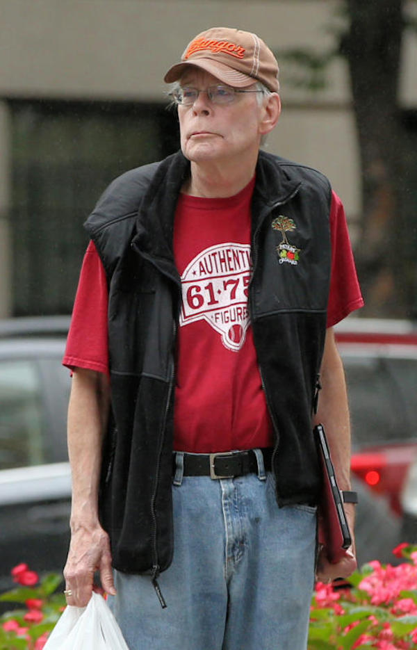 New York,Stephen King,versione casual, rientra a casa con il doggie bag 