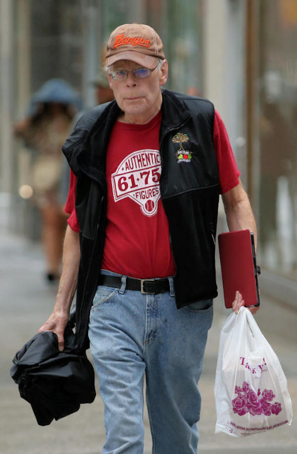 New York,Stephen King,versione casual, rientra a casa con il doggie bag 