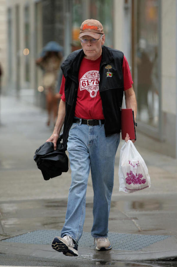 New York,Stephen King,versione casual, rientra a casa con il doggie bag 