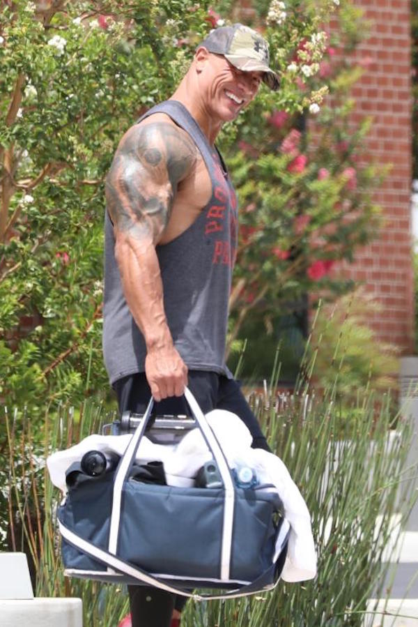 Hollywood, Dwayne Johnson , detto The Rock ,mette un mostra il suo fisico Hollywood, Dwayne Johnson , detto The Rock ,mette un mostra il suo fisico