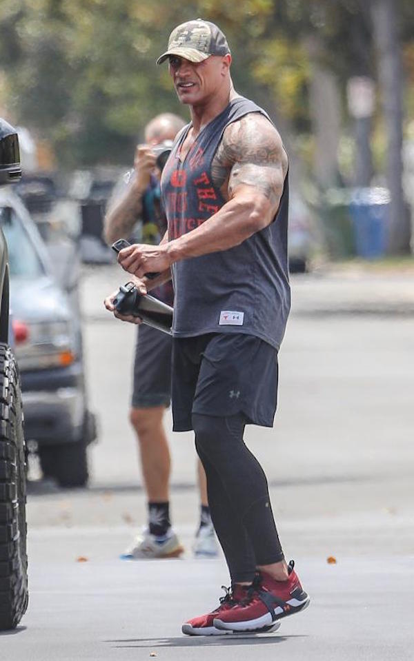 Hollywood, Dwayne Johnson , detto The Rock ,mette un mostra il suo fisico 