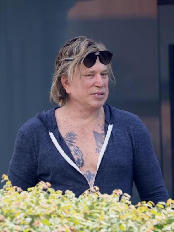 Beverly Hills,Mickey Rourke a pranzo con il suo inseparabile cagnolino 