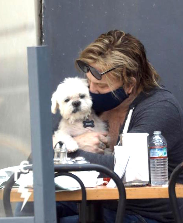 Beverly Hills,Mickey Rourke a pranzo con il suo inseparabile cagnolino 
