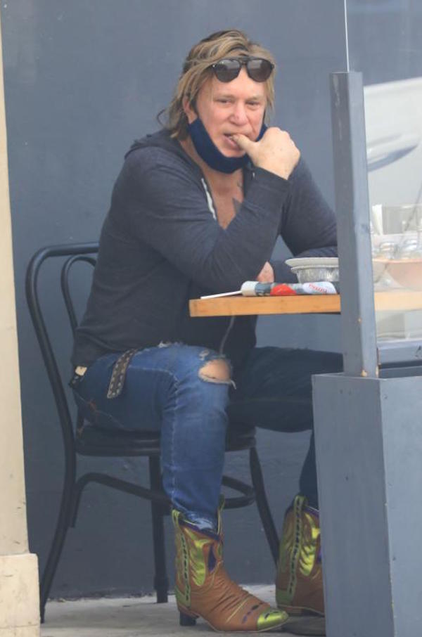 Beverly Hills,Mickey Rourke a pranzo con il suo inseparabile cagnolino 
