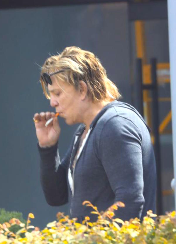 Beverly Hills,Mickey Rourke a pranzo con il suo inseparabile cagnolino 