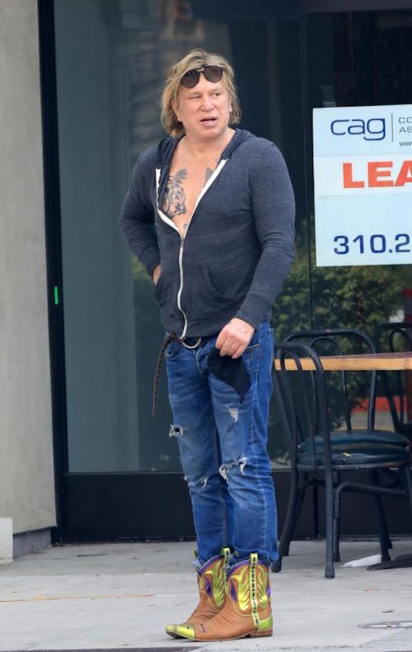 Beverly Hills,Mickey Rourke a pranzo con il suo inseparabile cagnolino 