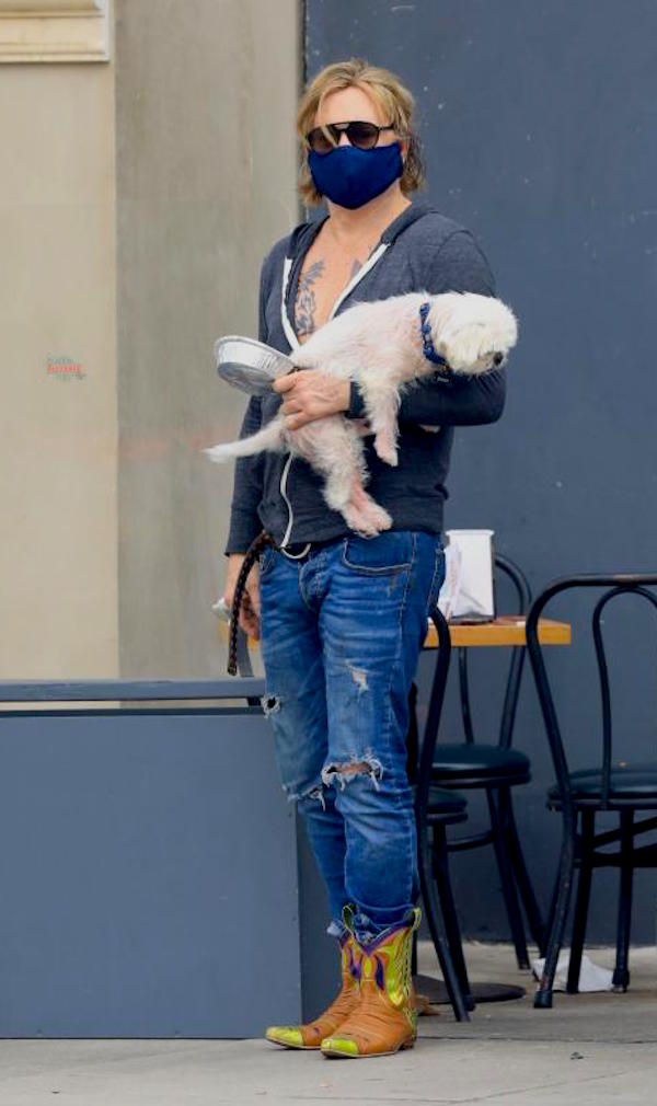 Beverly Hills,Mickey Rourke a pranzo con il suo inseparabile cagnolino 