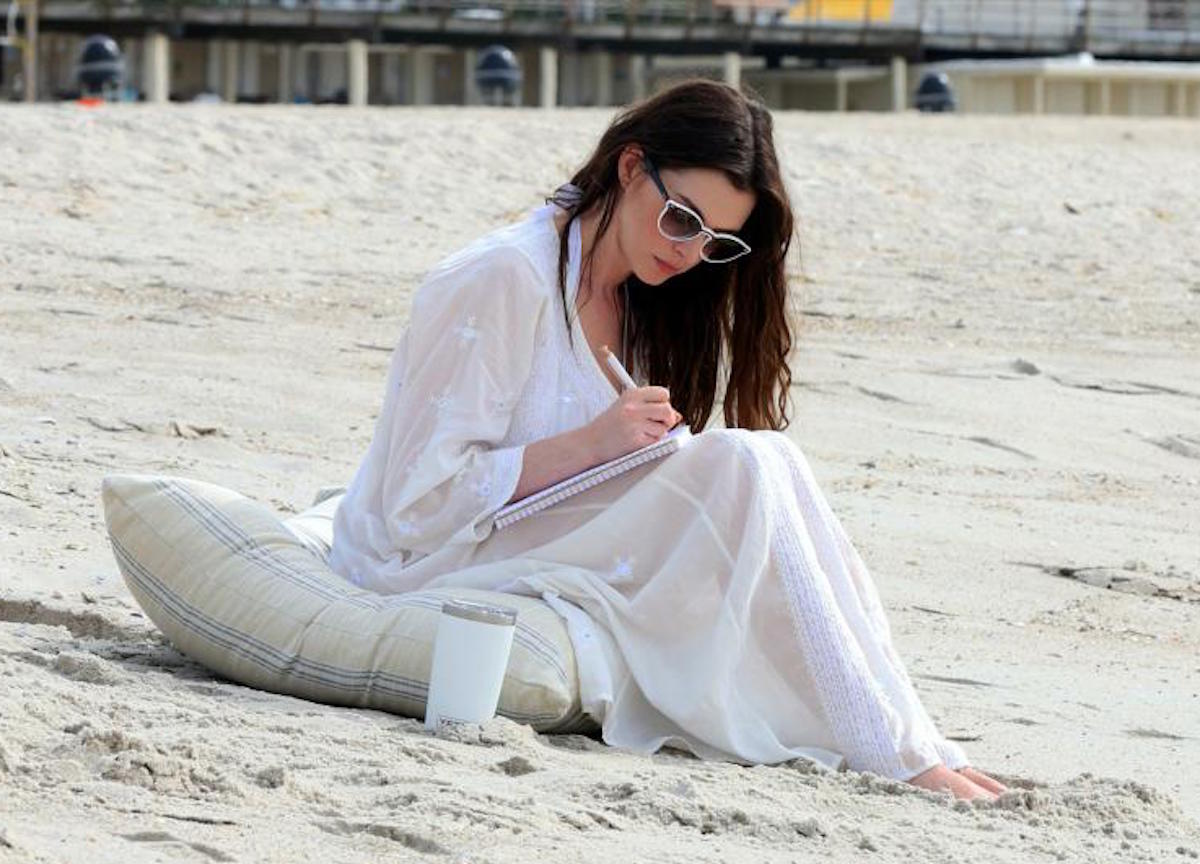 New York, Anne Hathaway e Jared Leto sul set di "We Crashed"at The Shores New York, Anne Hathaway e Jared Leto sul set di "We Crashed"at The Shores