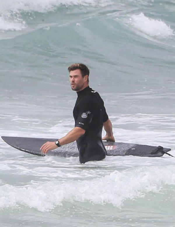Australia, Byron Bay ,Chris Hemsworth si dedica una giornata a tutto surf
