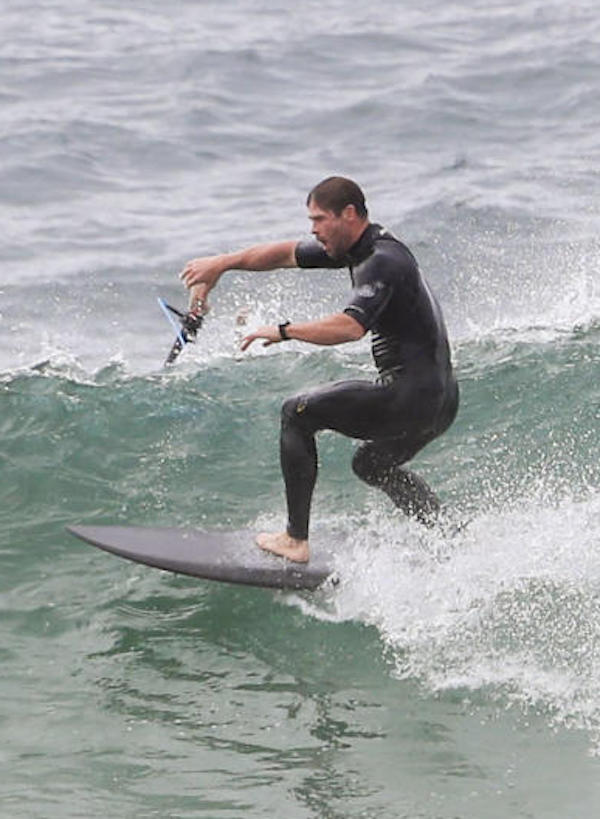 Australia, Byron Bay ,Chris Hemsworth si dedica una giornata a tutto surf